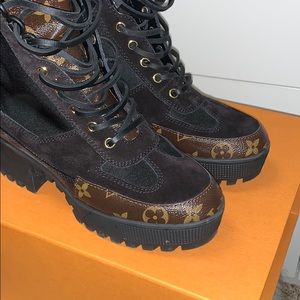 WOMENS LOUIS VUITTON DESERT BOOTS